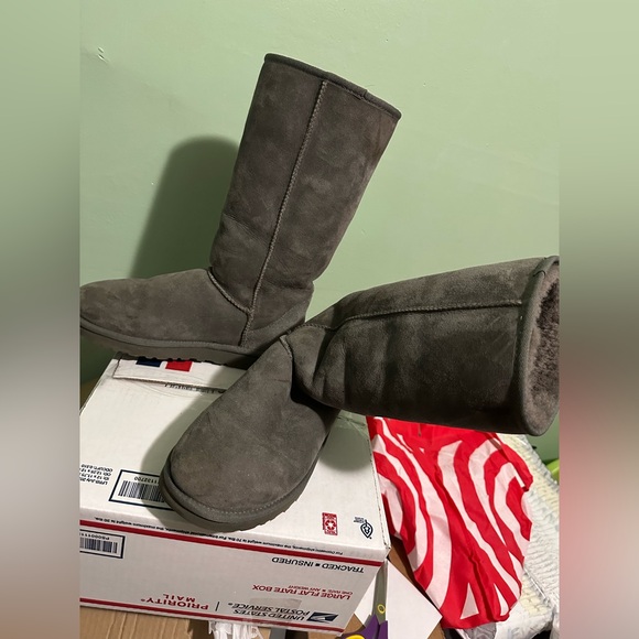 EUC Gray Uggs - Picture 15 of 16